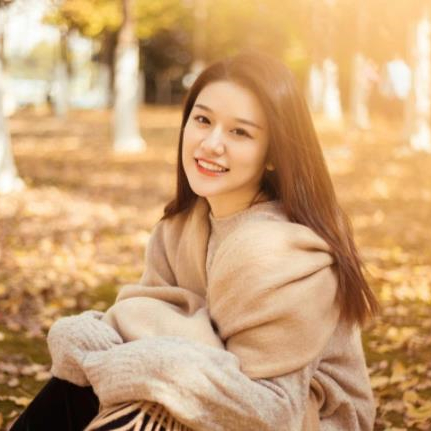 女性約你去旅游暗示什么，女人吃飯坐在對(duì)面暗示什么