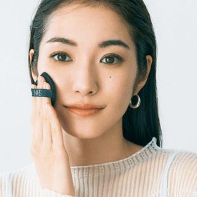 干皮不用散粉怎么定妝，干皮定妝用散粉好還是定妝噴霧好