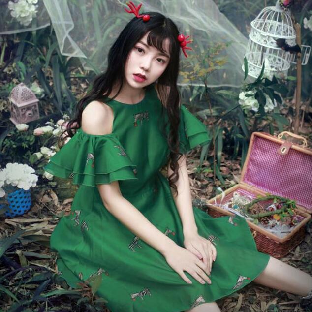 服飾時(shí)裝街拍陽(yáng)光下的女孩，文藝小清新?lián)磹?ài)