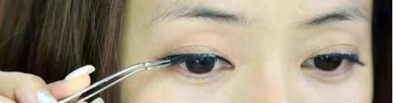 女子化妝熱迪麗熱巴妝，表示關(guān)曉彤心機(jī)很重，只會(huì)給鹿晗招黑