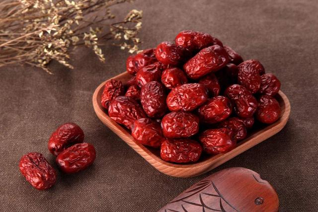 冬季天寒紅棗桂圓最滋補(bǔ)，提高人體免疫力，還延緩衰老