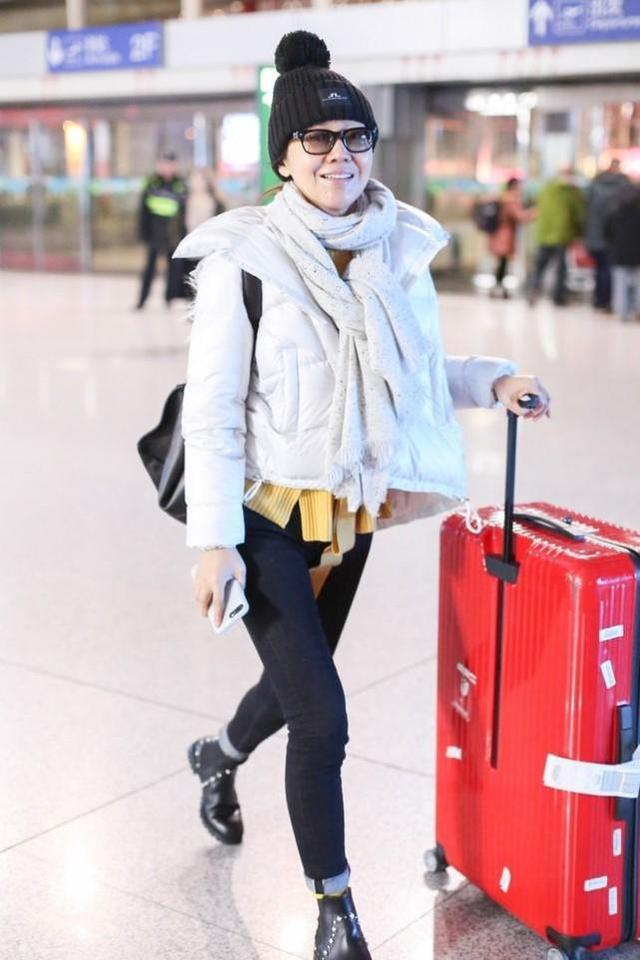 閆妮素顏現(xiàn)身機場，簡直是女明星機場照的一股清流?。? height=