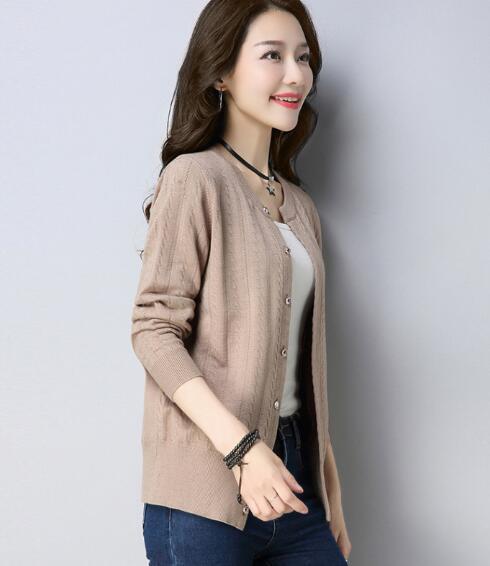 36歲王鷗現(xiàn)身機(jī)場(chǎng)，開(kāi)衫配牛仔褲，竟這么美，這種搭配你也能試試