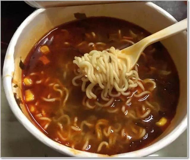 長(zhǎng)肉最“狠”的4種主食，泡面不是第一，這個(gè)美食最容易讓你變胖