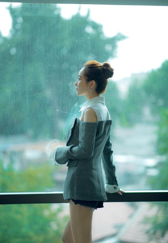 《怒海潛沙》她演阿寧，換上時裝卻像變了個人，都認不出來了