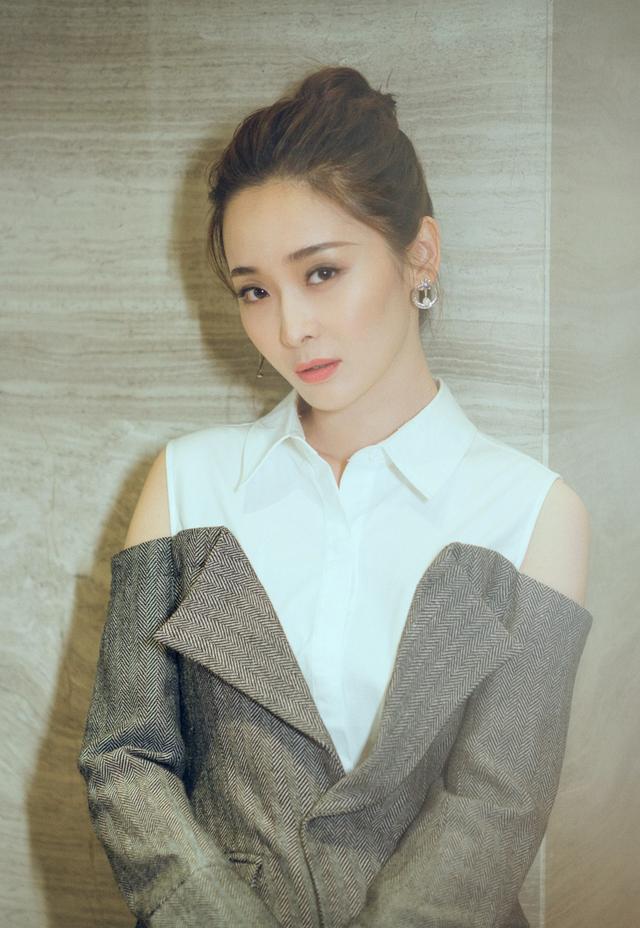 《怒海潛沙》她演阿寧，換上時裝卻像變了個人，都認不出來了