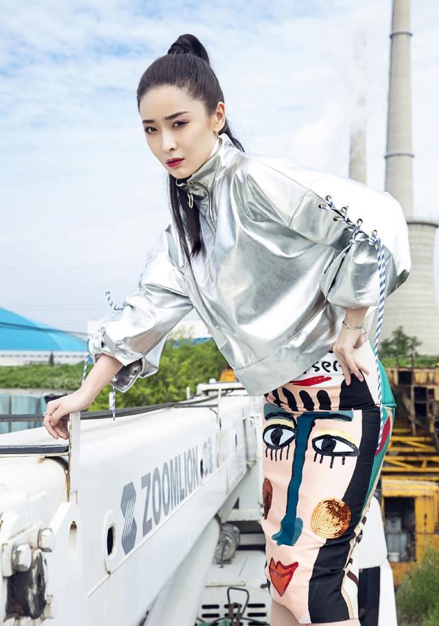 《怒海潛沙》她演阿寧，換上時裝卻像變了個人，都認不出來了