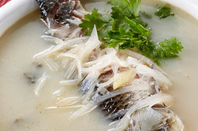 怎樣熬魚(yú)湯沒(méi)有腥味，魚(yú)湯用冷水還是熱水