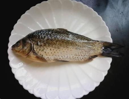 怎樣熬魚(yú)湯沒(méi)有腥味，魚(yú)湯用冷水還是熱水