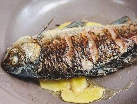 怎樣熬魚(yú)湯沒(méi)有腥味，魚(yú)湯用冷水還是熱水