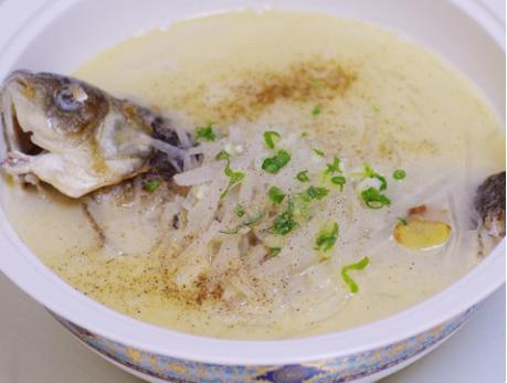 怎樣熬魚(yú)湯沒(méi)有腥味，魚(yú)湯用冷水還是熱水