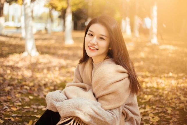 女性約你去旅游暗示什么，女人吃飯坐在對面暗示什么
