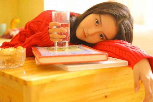 女生斜眼瞟你代表什么，為什么女生總是斜眼看你
