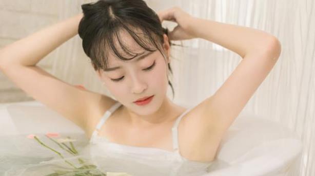 女人洗澡太久是潔癖嗎，女人為什么洗澡會(huì)洗那么久呢